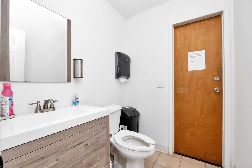 More Photos Of 429 W Main St, Patchogue Freestanding For Lease