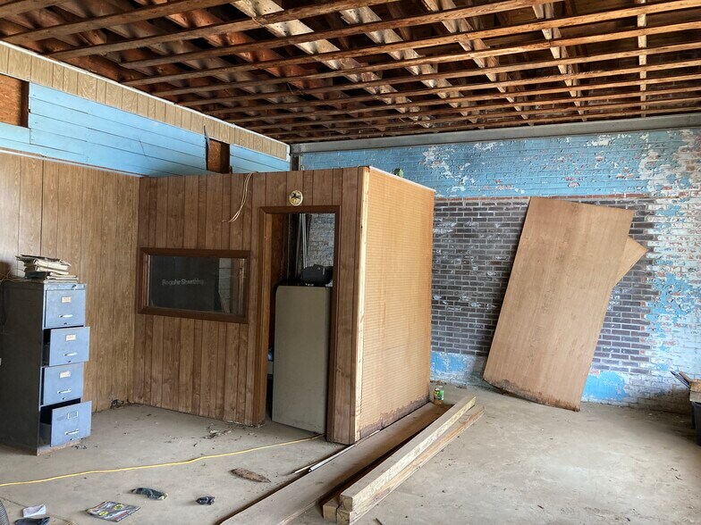 More Photos Of 302 S Louise St, Atlanta Light Manufacturing For Sale