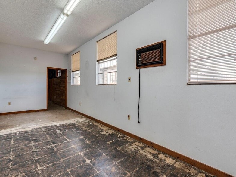 More Photos Of 185 S Titus St, Giddings Freestanding For Sale