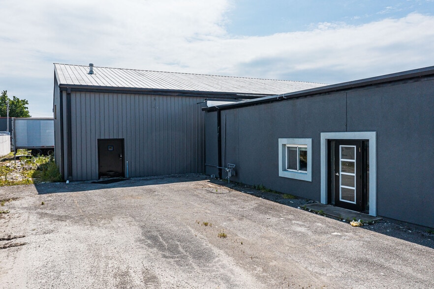 More Photos Of 1301 Fabricon Blvd, Jeffersonville Light Manufacturing For Lease