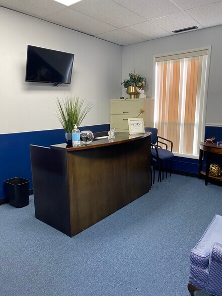 More Photos Of 10031 Roosevelt Rd, Westchester Office For Lease