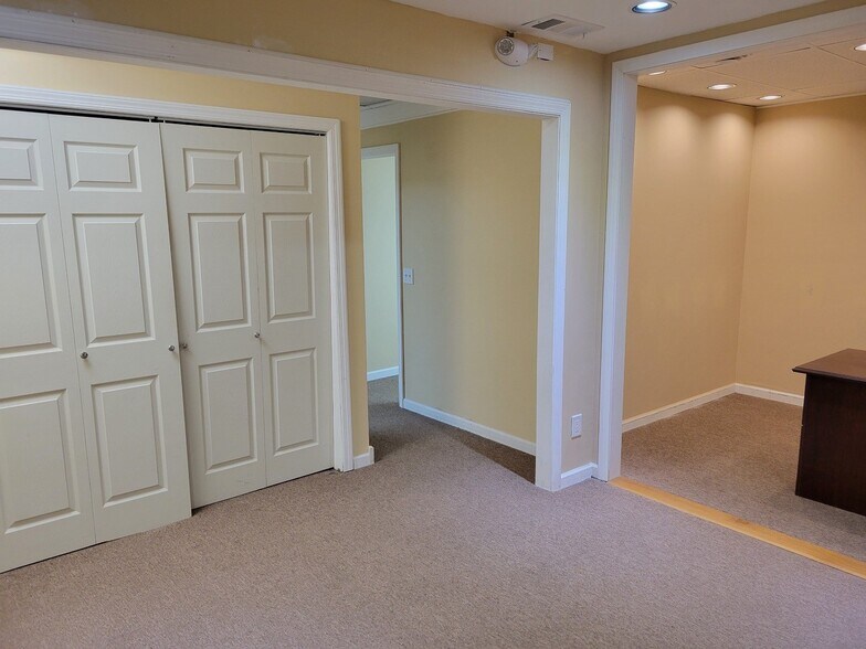 More Photos Of 304 Federal Rd, Brookfield Office For Sale