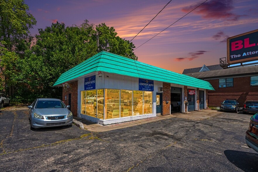 Primary Photo Of 3528 Harrison Ave, Cincinnati Auto Repair For Sale