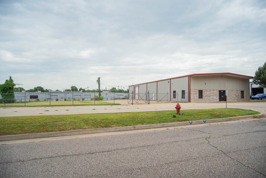 More Photos Of 2820 Global Pky, Midwest City Industrial For Sale