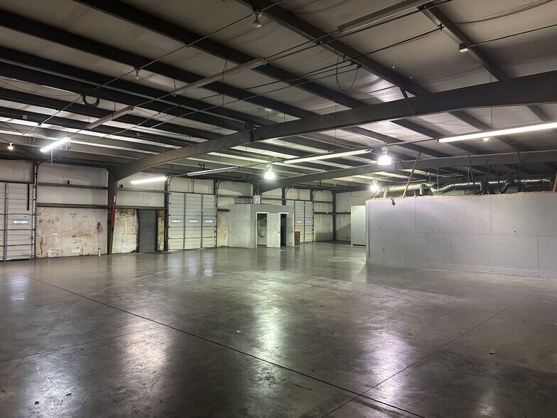 More Photos Of 102-104 Southside Park Dr, Lebanon Distribution For Lease