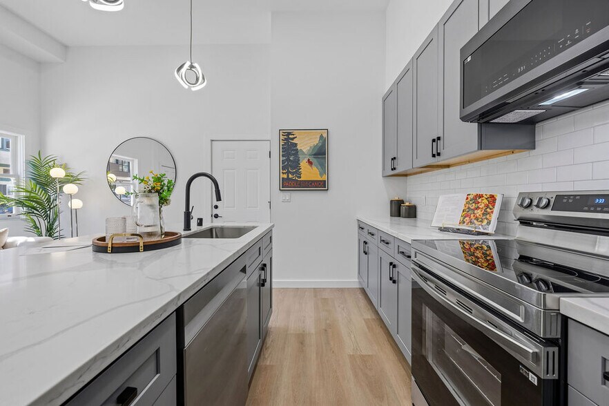 More Photos Of 2730 23rd St, San Francisco Showroom For Sale