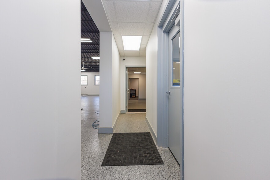 More Photos Of 5513 N Oxford St, Indianapolis Showroom For Lease