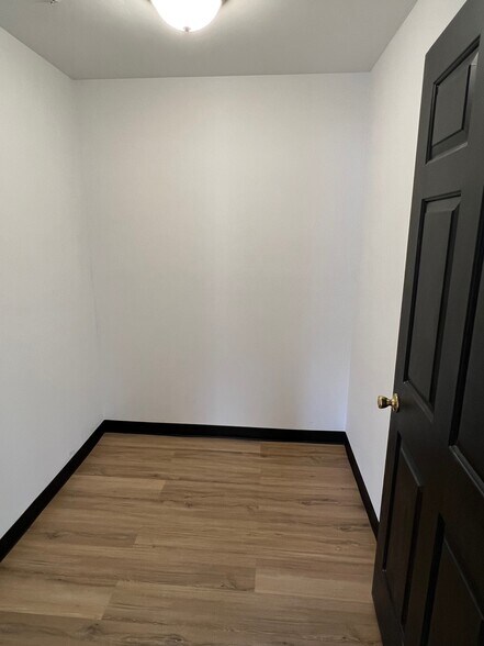 More Photos Of 1530 Commercial Ct, Jonesboro Office For Lease