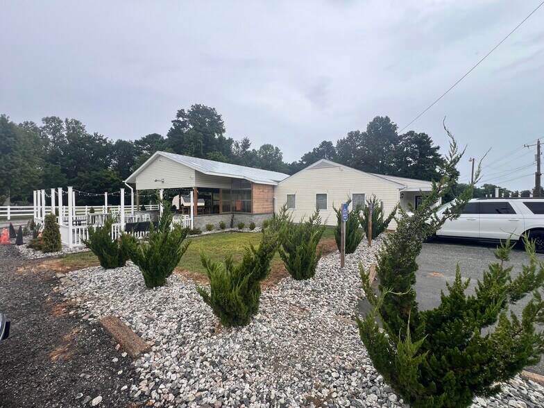 More Photos Of 15170 & 15182 George Washington Memorial Hwy, Saluda Restaurant For Sale