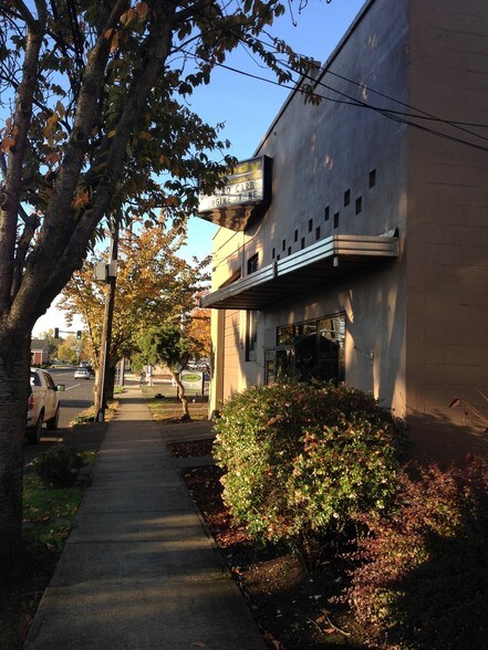More Photos Of 1363 Edgewater St NW, Salem Storefront Retail Office For Lease