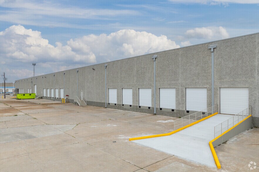 More Photos Of 8525 Market St, Houston Warehouse For Sale