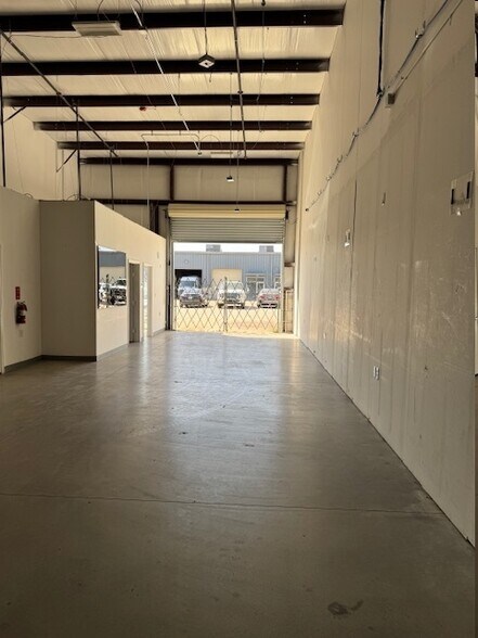 More Photos Of 17939 Kieth Harrow Blvd, Houston Showroom For Lease