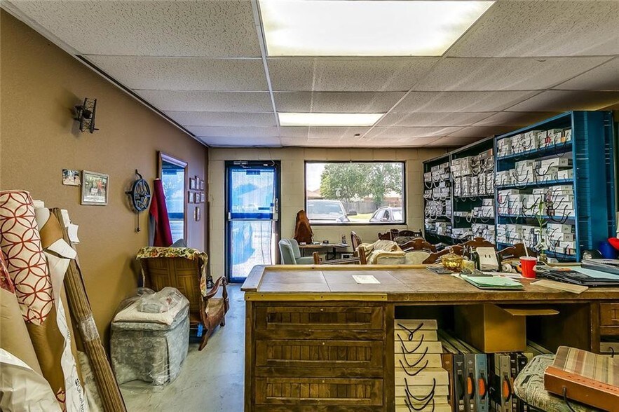 More Photos Of 401 Western Hills Trl, Granbury Warehouse For Sale
