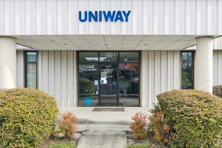 More Photos Of 1076 Sunset Blvd, West Columbia Showroom For Lease
