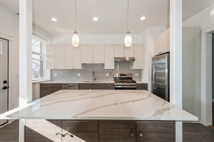 More Photos Of 1535 W Estes Ave, Chicago Multifamily For Sale