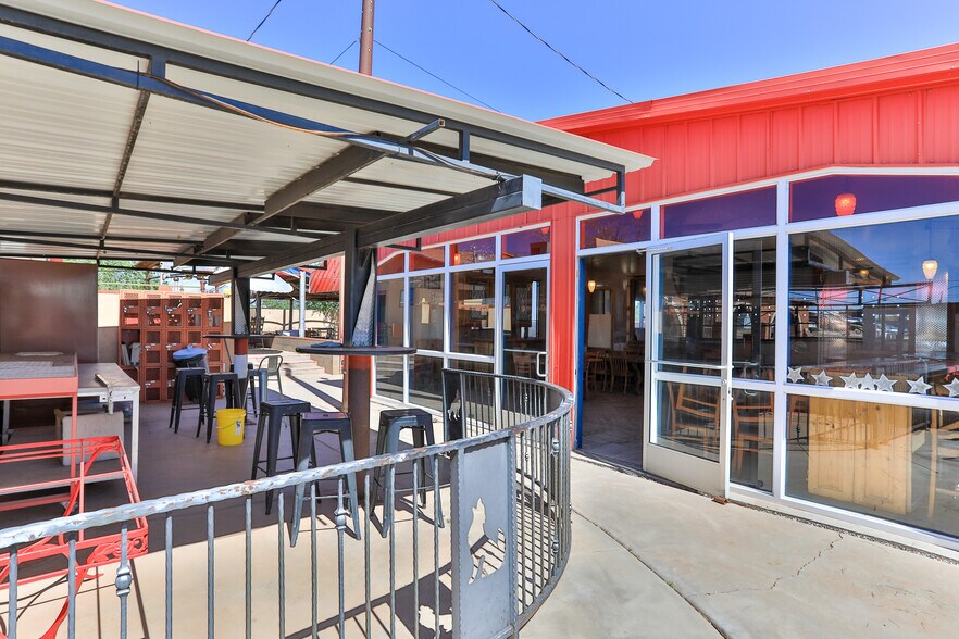 More Photos Of 1216 W Third St, Winslow Showroom For Sale