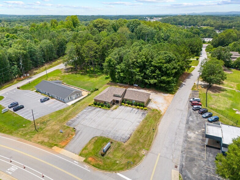 More Photos Of 735 N Townville St, Seneca Medical For Sale