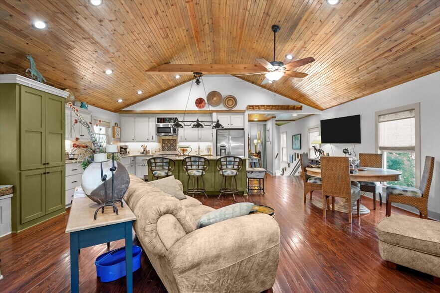 More Photos Of 310 N Mound St, Nacogdoches Flex For Sale