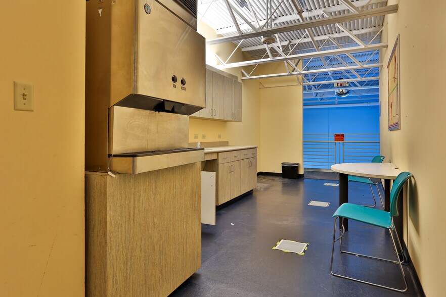 More Photos Of 7000 San Pedro Ave, San Antonio Office For Sale