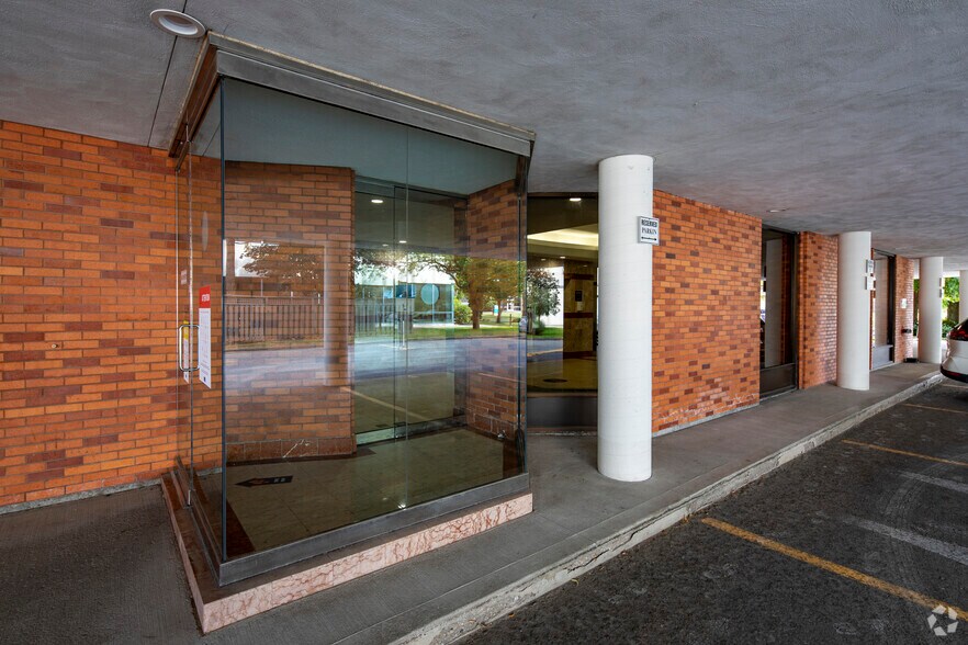 More Photos Of 1 Valleybrook Dr, Toronto Office For Sale