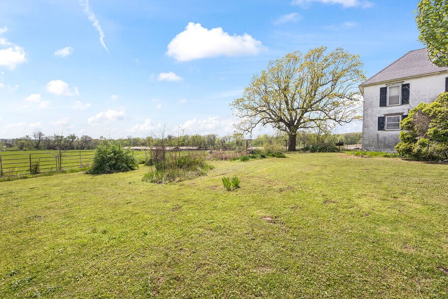 More Photos Of 10535 N Highway 59, Summers Land For Sale