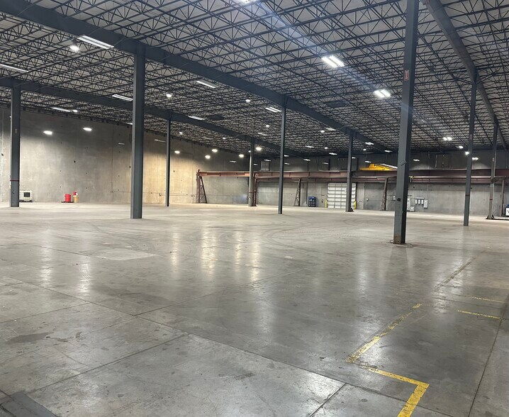 More Photos Of 600 N Sara Rd, Yukon Warehouse For Lease