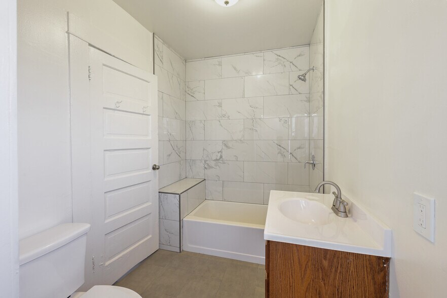 More Photos Of 15323 Paramount Blvd, Paramount General Retail For Sale