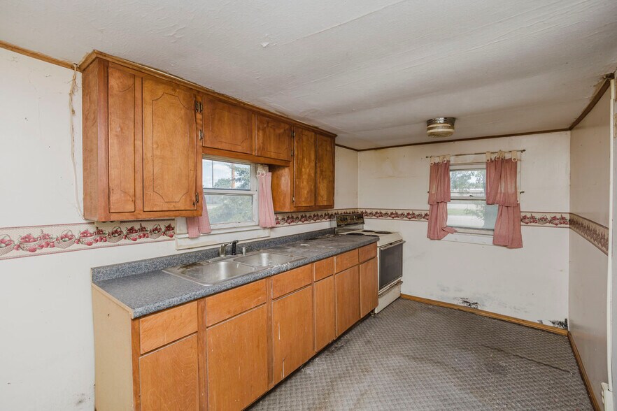 More Photos Of 1610 W 6th Ave, El Dorado General Retail For Sale
