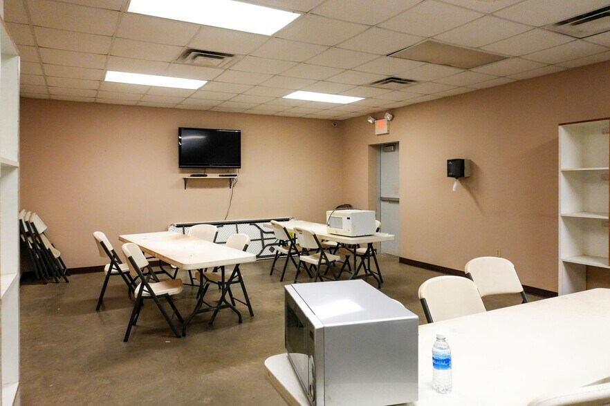 More Photos Of 9002 Leopard St, Corpus Christi Industrial For Sale