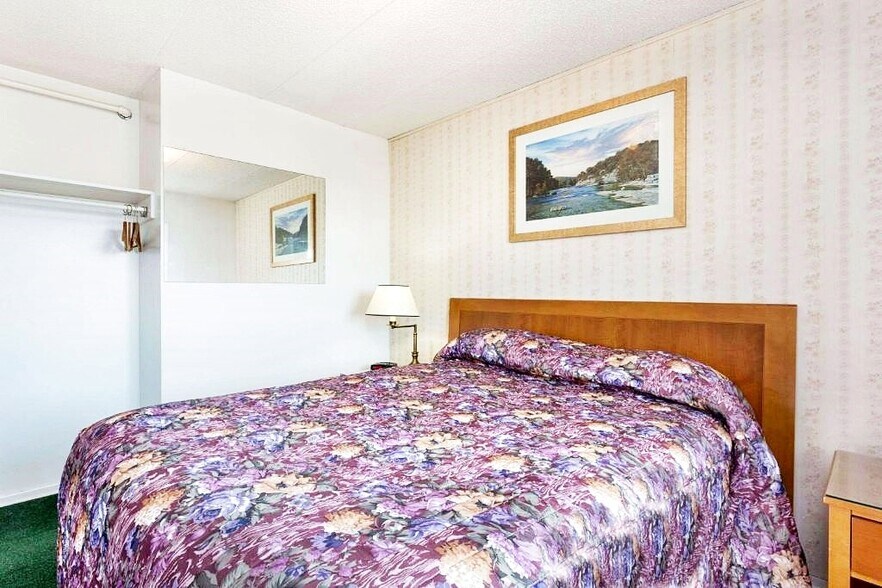 More Photos Of 45 Service Rd N, Moose Jaw Hotel For Sale