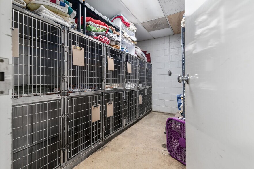 More Photos Of 3431 Waterlick Rd, Lynchburg Veterinarian Kennel For Sale