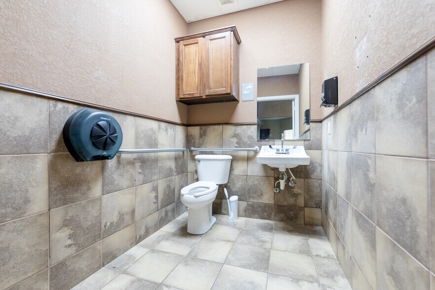 More Photos Of 1415 Watts St, Sayre Healthcare For Sale