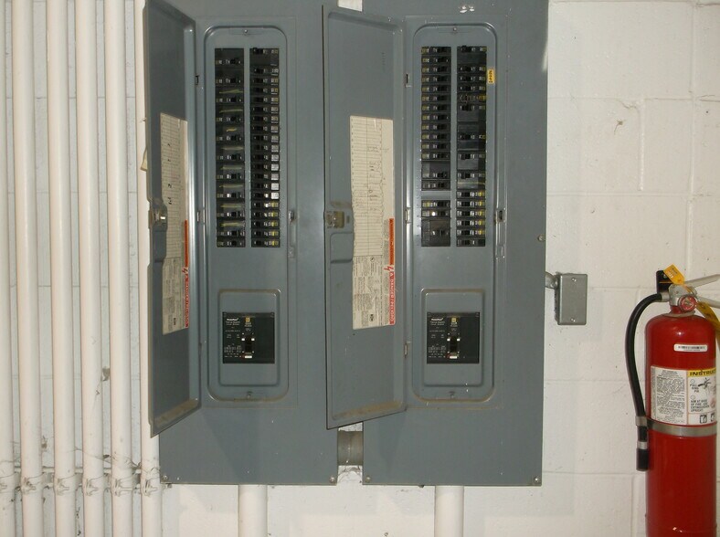 More Photos Of 500 S Green Bay Rd, Neenah Auto Dealership For Sale
