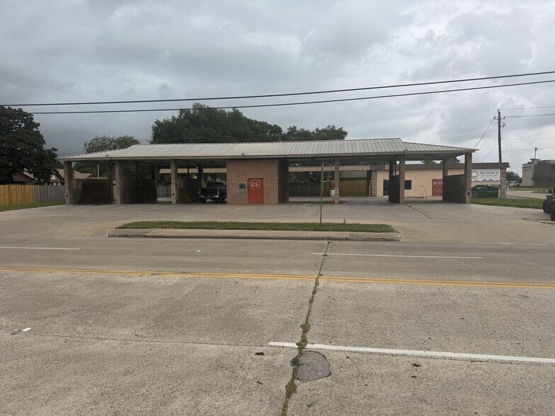 Primary Photo Of 901 W Pasadena Blvd, Deer Park Carwash For Sale