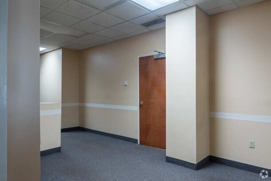 More Photos Of 160 N Eagle Creek Dr, Lexington Medical For Lease