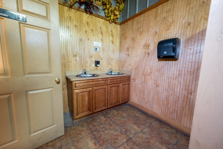 More Photos Of 16368 SE Highway 19, Cross City Restaurant For Sale