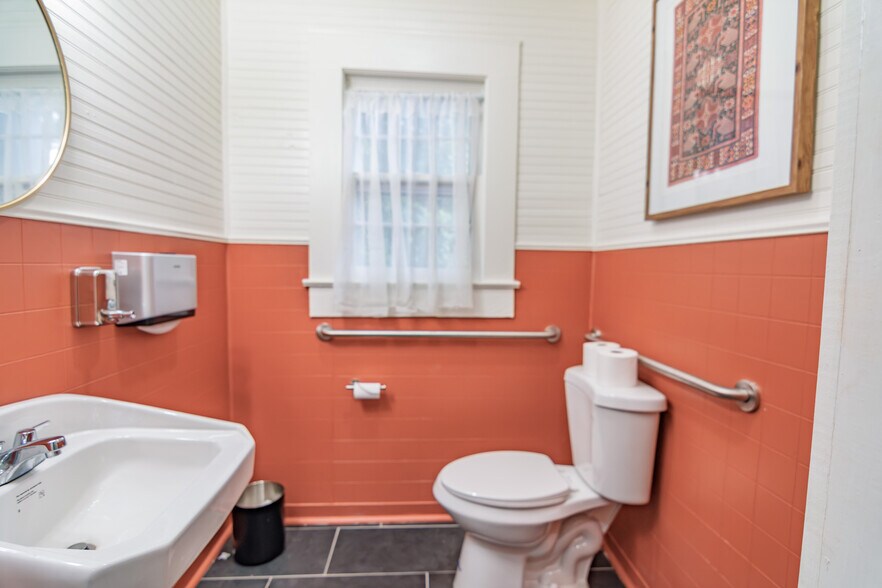 More Photos Of 322 Fort Ln, Hamilton Storefront Retail Residential For Sale