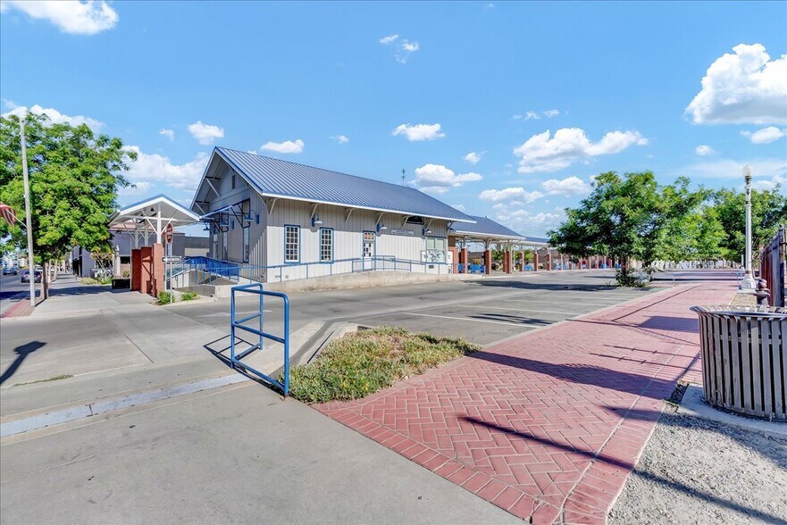 More Photos Of 504 W 7th St, Hanford Freestanding For Sale