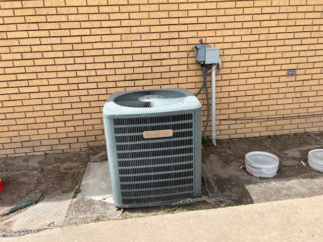 More Photos Of 208 S Ellis St, Menard Hotel For Sale