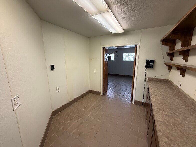 More Photos Of 7184 Alameda Ave, El Paso Veterinarian Kennel For Sale