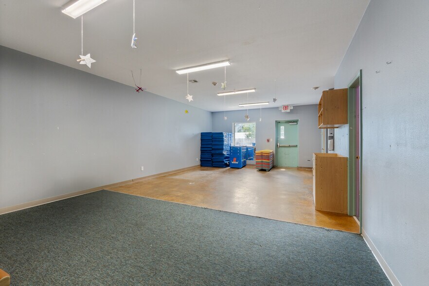 More Photos Of 185 Rebecca St, Gentry Office For Lease