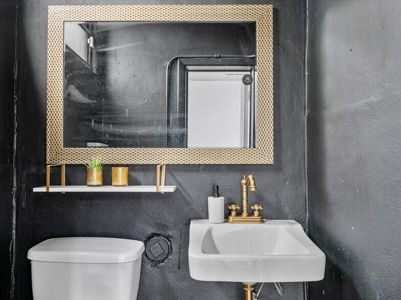 More Photos Of 251-253 NE 69th St, Miami Warehouse For Lease