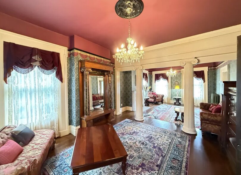 More Photos Of 1004 Park Ave, Galena Specialty For Sale