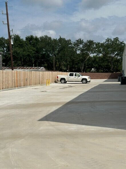 More Photos Of 18901 Ashley Rd, Houston Unknown For Lease