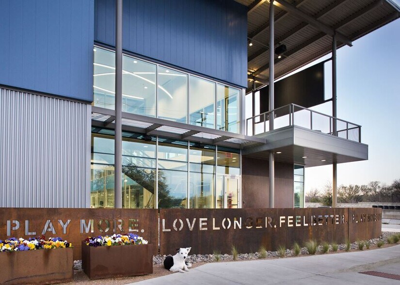 More Photos Of 4801 West Fwy, Fort Worth Veterinarian Kennel For Sale