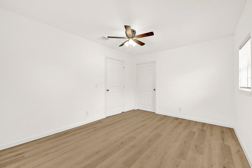 More Photos Of 7442 Evie Ln, Deer Park Showroom For Sale