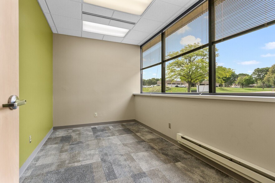 More Photos Of 1088 Springhurst Dr, Green Bay Office For Lease