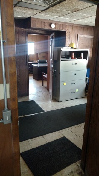 More Photos Of 2715 N 15th St, Sheboygan Showroom For Sale