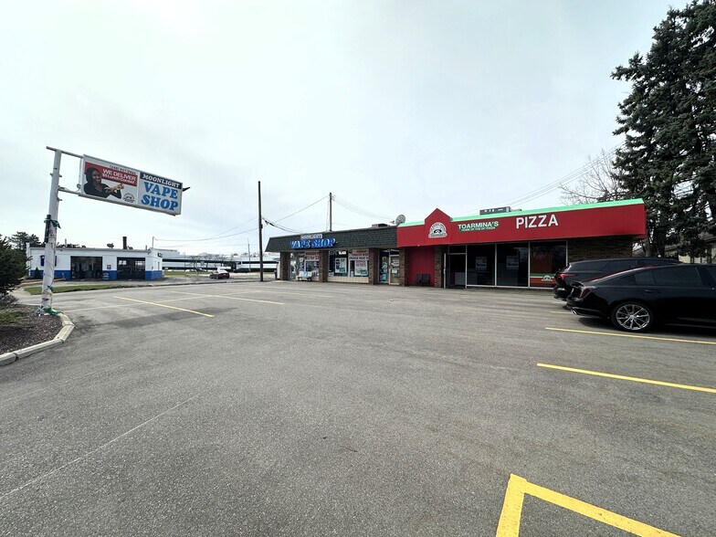 More Photos Of 31779-31799 Middlebelt Rd, Farmington Hills Restaurant For Lease