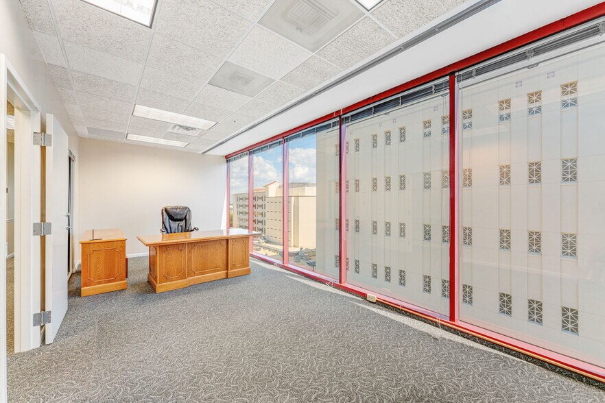 More Photos Of 2033 Main St, Sarasota Office For Lease